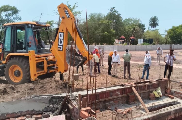 रोड की भूमि पर हो रहे अवैध निर्माण पर निगम की कार्रवाई, जेसीबी से हटाया अतिक्रमण