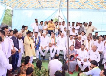 विश्रामपुर में पीसीसी अध्यक्ष दीपक बैज आमरण अनशन पर बैठे,थाने के सामने कांग्रेस का धरना जारी