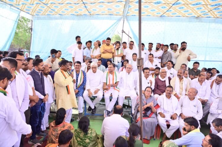 विश्रामपुर में पीसीसी अध्यक्ष दीपक बैज आमरण अनशन पर बैठे,थाने के सामने कांग्रेस का धरना जारी