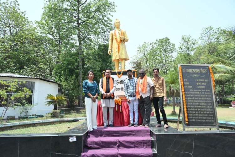 पंडित नेहरू की पुण्यतिथि पर रायपुर में श्रद्धांजलि, जनप्रतिनिधियों ने किया नमन