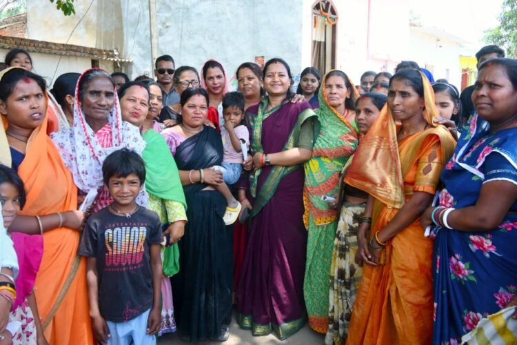 शिवनंदनपुर नगर पंचायत चुनाव : मंत्री लक्ष्मी राजवाड़े ने किया डोर-टू-डोर जनसंपर्क, भाजपा प्रत्याशियों के पक्ष में मांगा जनसमर्थन