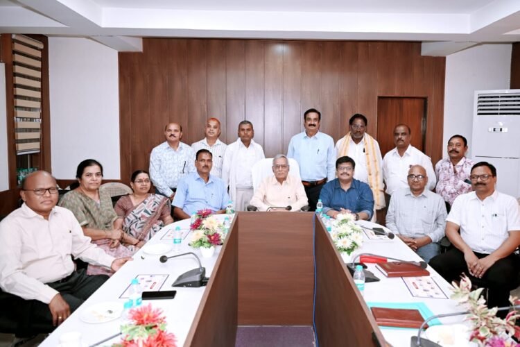 पावर कंपनी से ईडी मनीष गुप्ता सहित आठ कर्मियों को भावभीनी विदाई,वा भवन में प्रबंध निदेशकों ने किया सम्मानित
