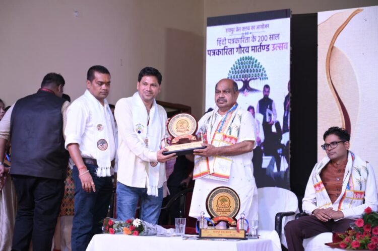 हिन्दी पत्रकारिता के 200 वर्ष पूर्ण होने पर आयोजित गौरव समारोह में विधायक पुरन्दर मिश्रा हुए शामिल,कहा-लोकतंत्र की मजबूती में पत्रकारिता की भूमिका अहम