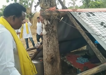 आदिवासी परिवारों के घर तोड़े जाने पर भड़के जनक राम ध्रुव, कलेक्टर को सौंपा ज्ञापन