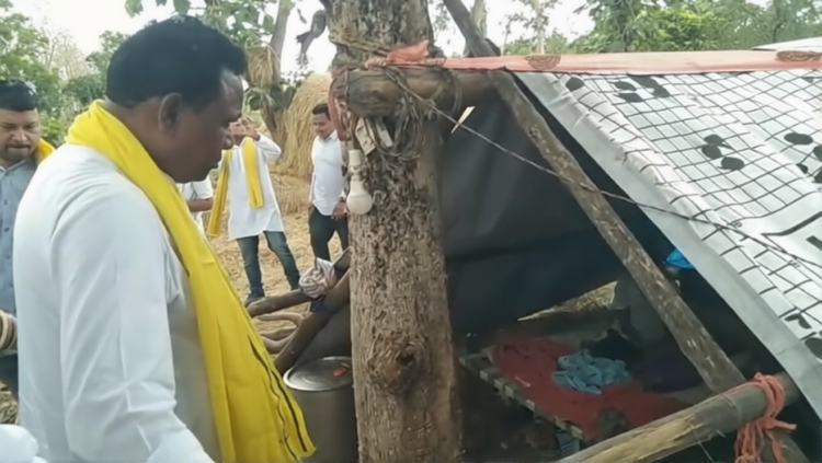 आदिवासी परिवारों के घर तोड़े जाने पर भड़के जनक राम ध्रुव, कलेक्टर को सौंपा ज्ञापन