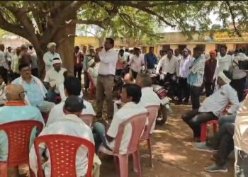 9 सूत्रीय मांगों को लेकर सहकारी समिति का घेराव, सड़क पर उतरे किसान और कांग्रेस कार्यकर्ता