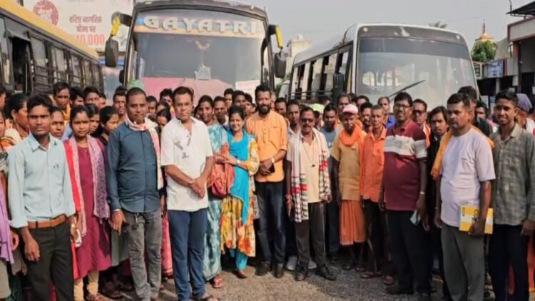बस्तर से 1200 आदिवासी दिल्ली रवाना, राष्ट्रपति को सौंपेंगे ज्ञापन