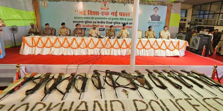 झारखंड में नक्सल मोर्चे पर बड़ी सफलता, 27 माओवादियों ने किया सरेंडर