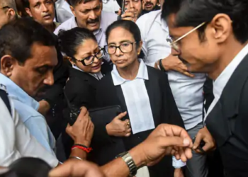 काला कोट पहनकर कोर्ट पहुंचीं ममता: चुनावी हिंसा पर हाईकोर्ट में गरमाया मामला