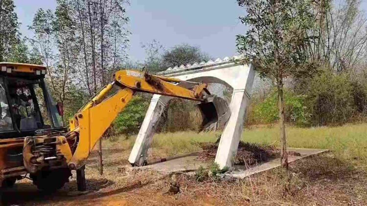मनगट्टा में 150 एकड़ की अवैध प्लाटिंग पर चला बुलडोजर, प्रशासन की बड़ी कार्रवाई