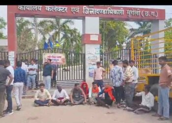 मुंगेली में गौसेवकों का उग्र प्रदर्शन: कलेक्ट्रेट घेरा, मवेशी बांधकर विरोध, हाईवे जाम, पुलिस की कार्रवाई