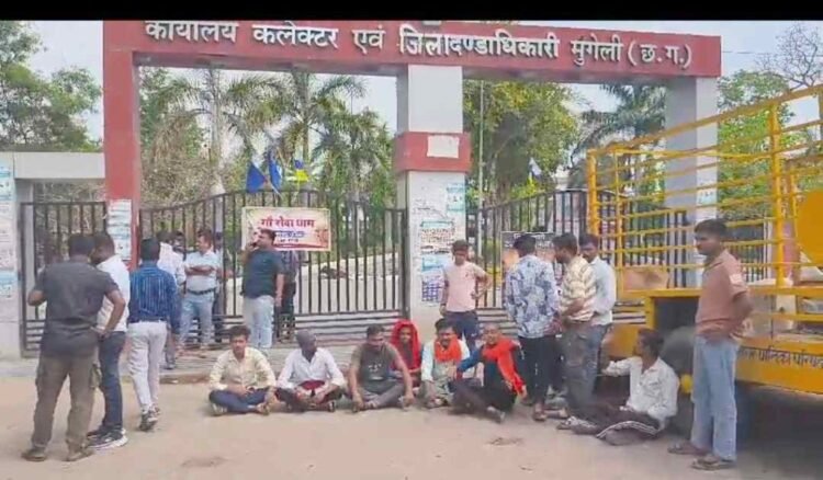मुंगेली में गौसेवकों का उग्र प्रदर्शन: कलेक्ट्रेट घेरा, मवेशी बांधकर विरोध, हाईवे जाम, पुलिस की कार्रवाई