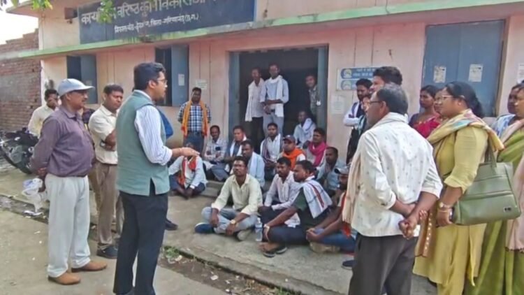 सुशासन तिहार से दूरी: देवभोग के 53 सरपंचों का बहिष्कार, धरने पर बैठे