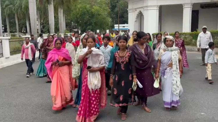 जमीन दलालों की बड़ी ठगी का आरोप, पीड़ित महिला पहुंची कलेक्टर कार्यालय