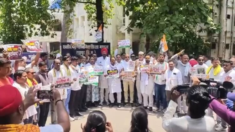 सरकारी स्कूलों में फीस वृद्धि के खिलाफ कांग्रेस का प्रदर्शन, शिक्षा विभाग कार्यालय का घेराव