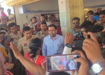 इलाज में लापरवाही का आरोप, अस्पताल का सामान सड़क पर फेंका