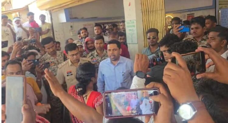 इलाज में लापरवाही का आरोप, अस्पताल का सामान सड़क पर फेंका