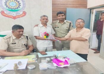 लावारिस बैग में मिले लाखों के गहने और 40 हजार कैश, पत्रकार ने पुलिस को सौंपा
