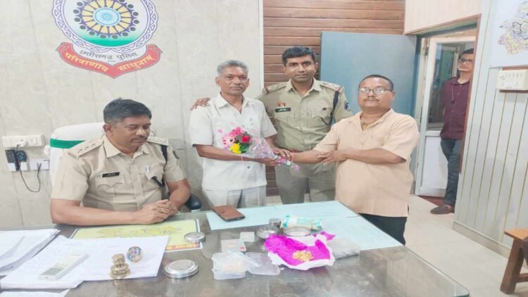 लावारिस बैग में मिले लाखों के गहने और 40 हजार कैश, पत्रकार ने पुलिस को सौंपा
