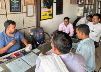 खाद की कालाबाजारी पर प्रशासन सख्त, 7 दुकानदारों के लाइसेंस सस्पेंड