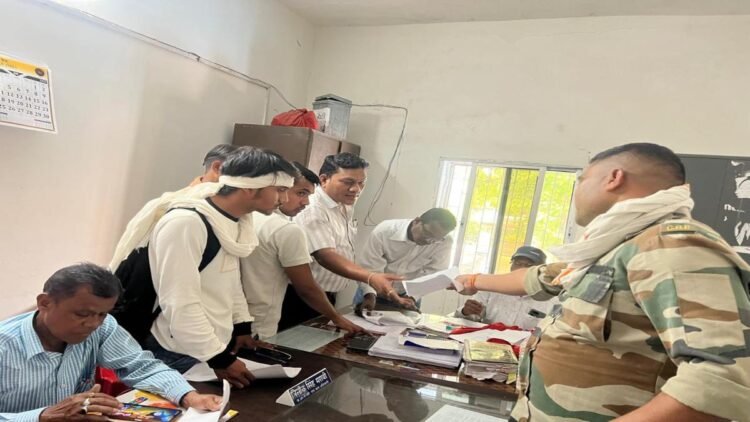 जेल से निकला हत्या आरोपी, भाजपा नेता की मौत के बाद खाली हुई सीट पर भरा नामांकन