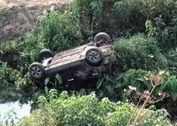 NH-130 पर हादसा: रायपुर से UP जा रही कार खाई में गिरी, हालत गंभीर
