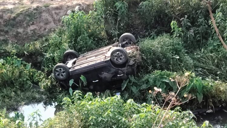 NH-130 पर हादसा: रायपुर से UP जा रही कार खाई में गिरी, हालत गंभीर