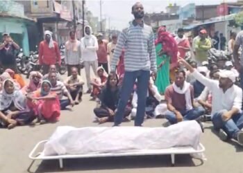 अंबिकापुर में दर्दनाक हादसा: ड्यूटी के दौरान महिला गार्ड की मौत, सड़क पर शव रखकर प्रदर्शन