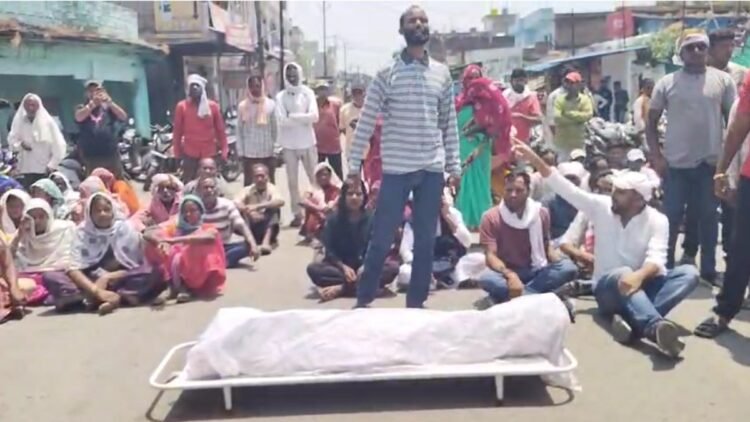 अंबिकापुर में दर्दनाक हादसा: ड्यूटी के दौरान महिला गार्ड की मौत, सड़क पर शव रखकर प्रदर्शन