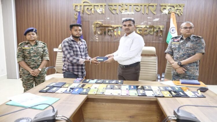 गुम-चोरी के मोबाइल वापस, 8 लाख के 52 फोन पुलिस ने किए रिकवर