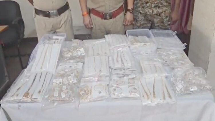 महासमुंद में बड़ी कार्रवाई, कार से 9.27 करोड़ के सोने के आभूषण जब्त