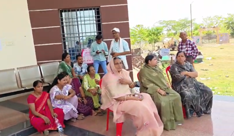 अकलतरा नगर पालिका में घमासान, अध्यक्ष के खिलाफ पार्षदों ने दफ्तर में जड़ा ताला