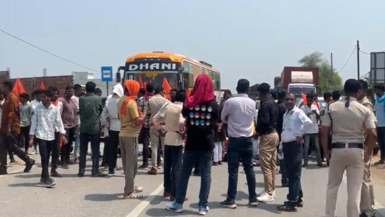 शराब भट्ठी के विरोध में सड़क पर उतरे छात्र, डिप्टी CM विजय शर्मा का काफिला भी रुका