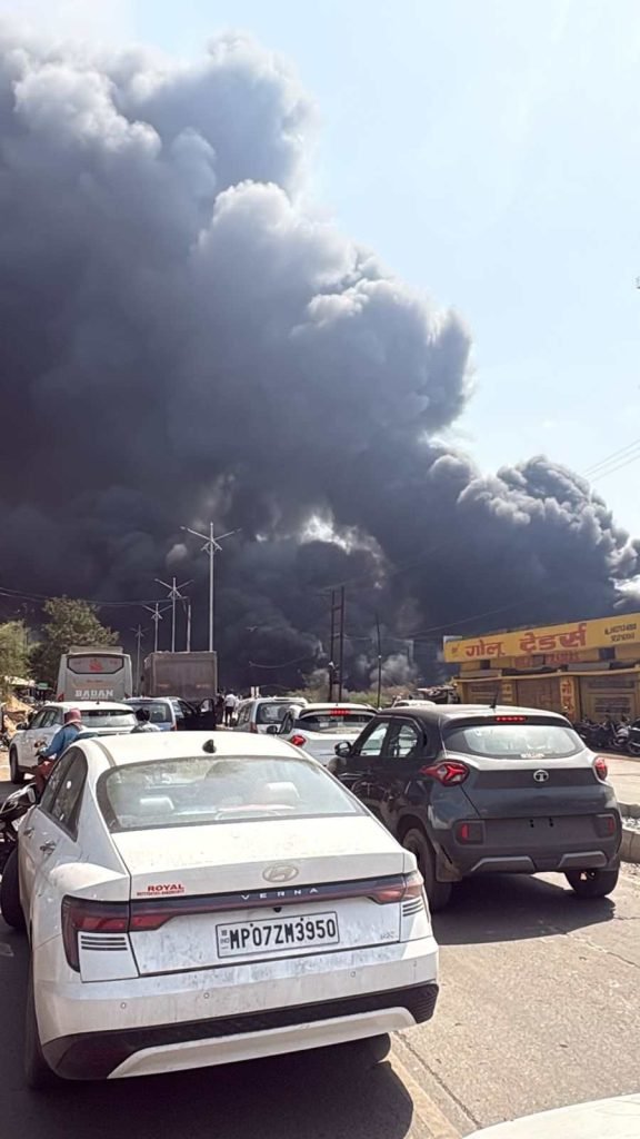 रायगढ़ में कबाड़ी गोदाम में लगी विकराल आग, हीरो शोरूम तक पहुंचीं लपटें