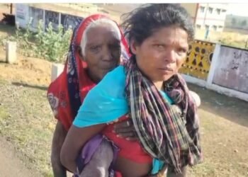 बुजुर्ग सास को पीठ पर उठाकर बैंक ले गई बहू, वायरल तस्वीर ने खोली व्यवस्था की पोल