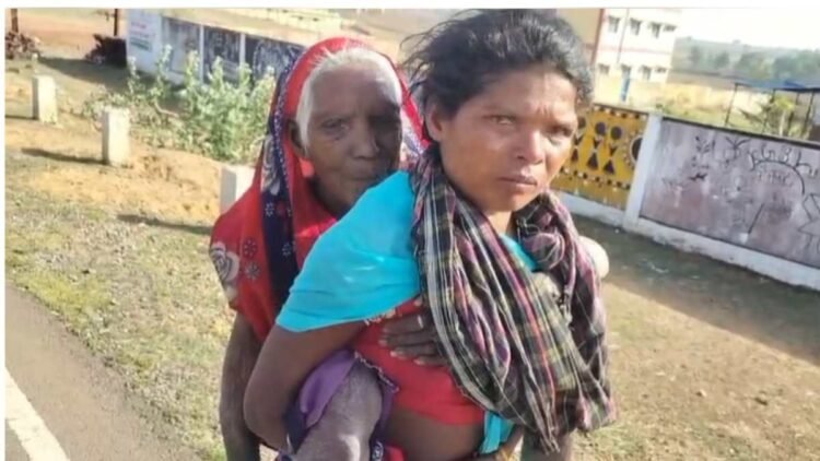 बुजुर्ग सास को पीठ पर उठाकर बैंक ले गई बहू, वायरल तस्वीर ने खोली व्यवस्था की पोल