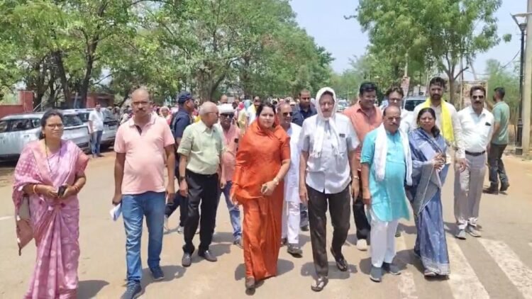 वन विभाग की कार्रवाई से भड़के ग्रामीण, DFO के खिलाफ प्रदर्शन