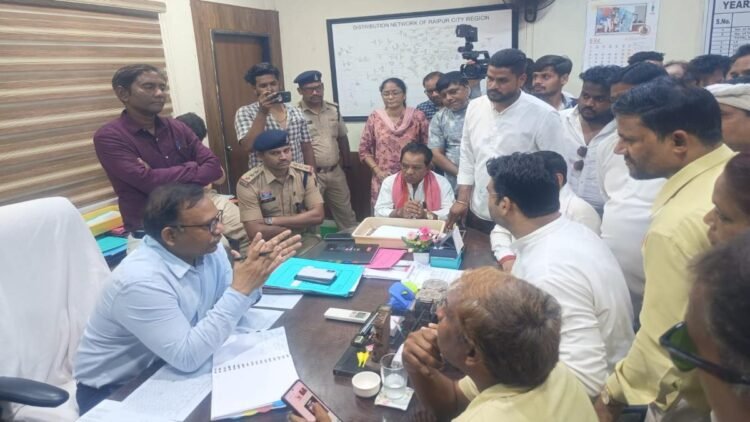 बिजली कटौती और लो-वोल्टेज से परेशान कांग्रेसियों ने बिजली ऑफिस का किया घेराव