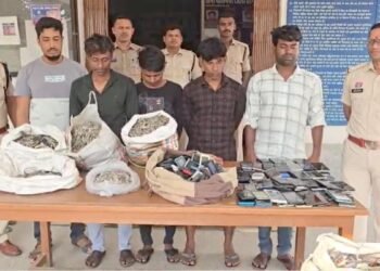 ओमनी कार से भारी मात्रा में मोबाइल और चांदी बरामद, 5 आरोपी गिरफ्तार