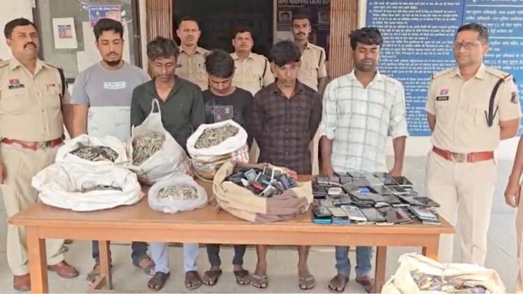 ओमनी कार से भारी मात्रा में मोबाइल और चांदी बरामद, 5 आरोपी गिरफ्तार