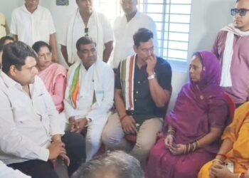 बढ़ते अपराधों पर सियासी संग्राम, फूलबासन यादव से मुलाकात के बाद गरजे देवेंद्र यादव