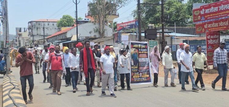 बीजापुर शिक्षक आत्महत्या मामला: तेलंगा समाज का प्रदर्शन, 6 मांगों को लेकर सरकार को चेतावनी