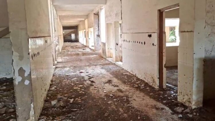 बिलासपुर में स्वास्थ्य व्यवस्था पर सवाल: 100 बेड का अस्पताल बना खंडहर, अब तबेले में तब्दील