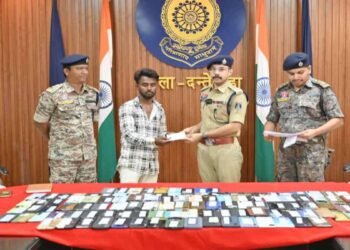 दंतेवाड़ा पुलिस का ‘इया आपलो सामान निया’ अभियान सफल, 31 लाख के 141 मोबाइल लौटाए