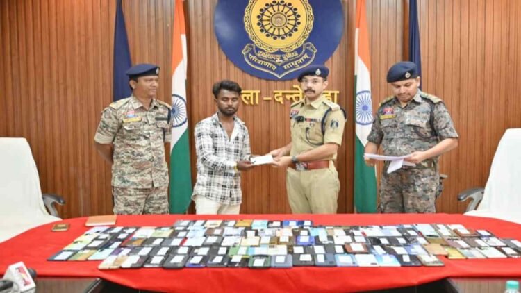 दंतेवाड़ा पुलिस का ‘इया आपलो सामान निया’ अभियान सफल, 31 लाख के 141 मोबाइल लौटाए