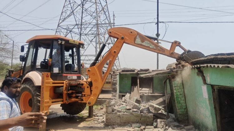 5 साल की बच्ची से दरिंदगी के आरोपी का घर ढहा, प्रशासन की बड़ी कार्रवाई