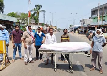 गरियाबंद में प्रसूता की मौत पर बवाल, परिजनों ने हाईवे पर किया चक्काजाम