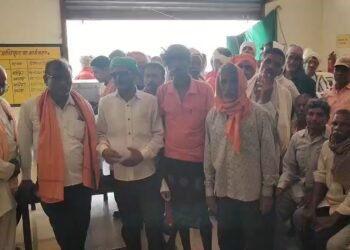 गरियाबंद में खाद की किल्लत से भड़के किसान, घंटों इंतजार के बाद भी नहीं मिली पर्याप्त खाद