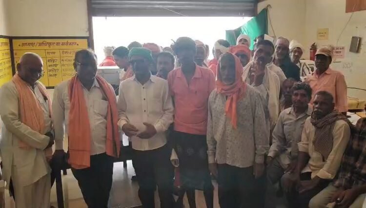 गरियाबंद में खाद की किल्लत से भड़के किसान, घंटों इंतजार के बाद भी नहीं मिली पर्याप्त खाद