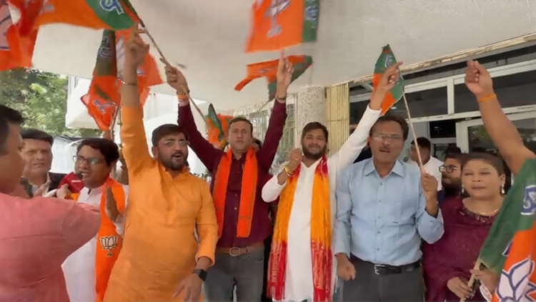 असम-बंगाल में बढ़त, रायपुर BJP दफ्तर में जश्न और आतिशबाजी